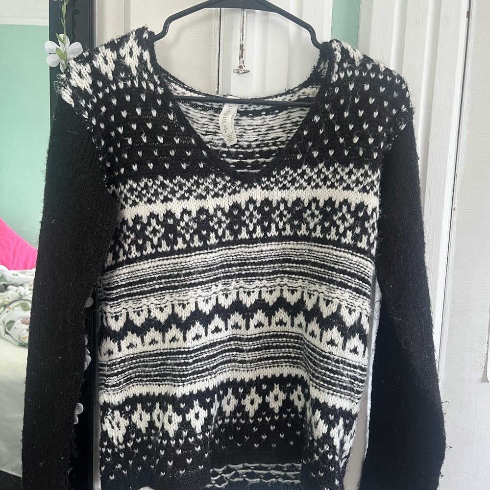 Aeropostale Black and White Women's V Neck Sweater / Small Petite